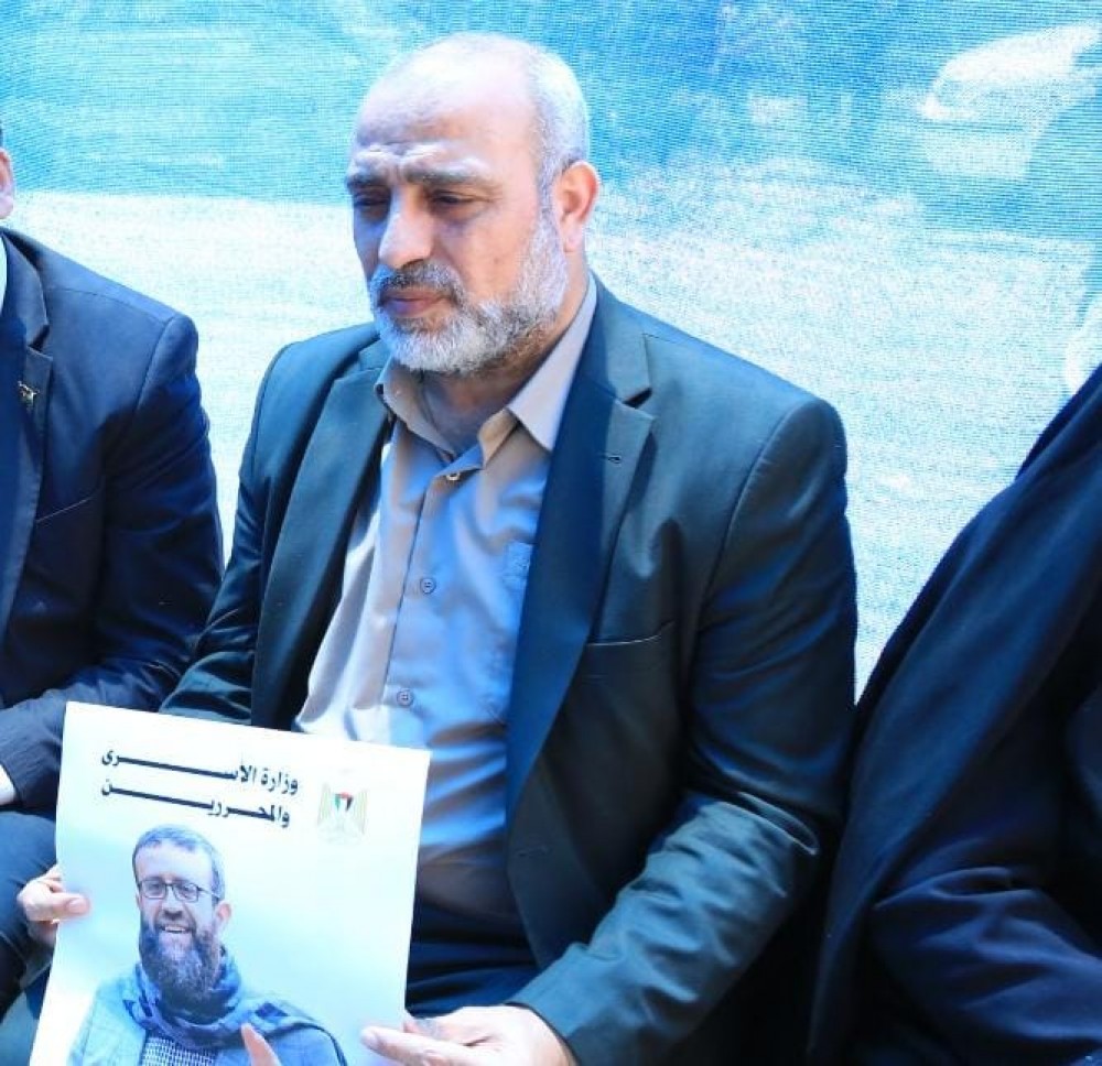 المدهون يهاتف زوجة الأسير الشهيد الشيخ خضر عدنان