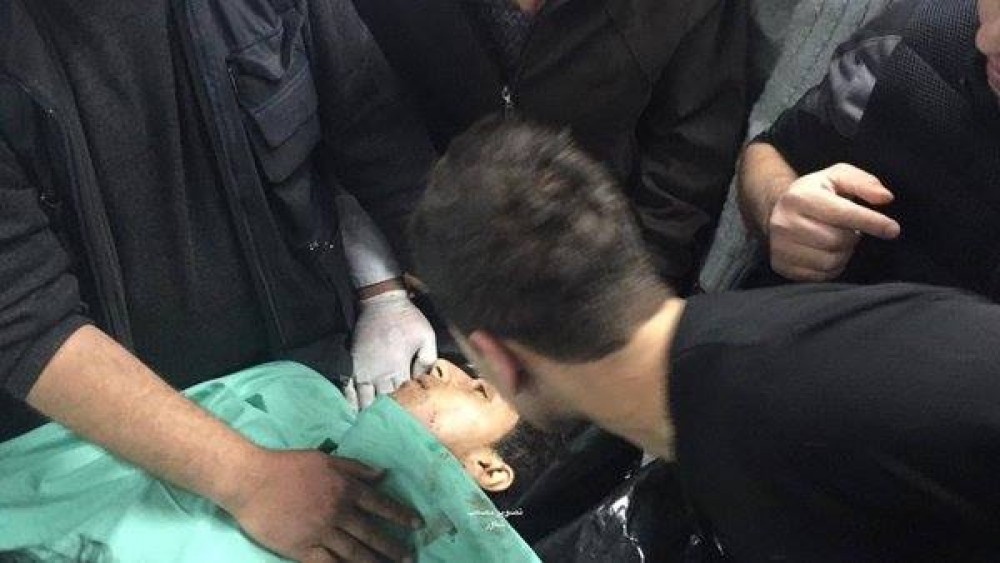 إلقاء نظرة الوداع على الشهيد رمزي القصراوي