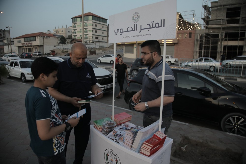 أوقاف غزة تفتتح المتجر الدعوي على كورنيش بحر غزة