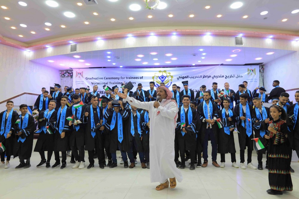 تخرج متدربي مركز مهني دير البلح