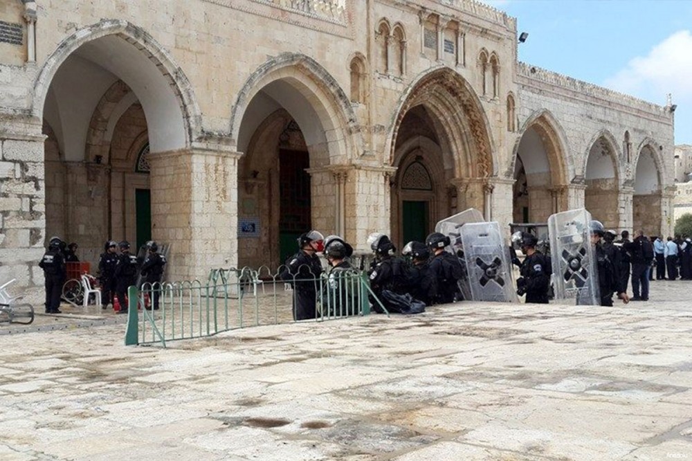 israeli-forces-outside-al-aqsa-mosque