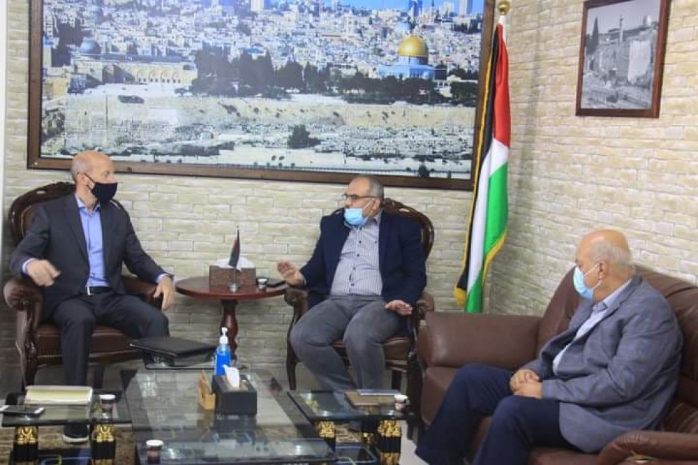 الأشغال تبحث مع  وكالة الغوث جهود إعمار غزة