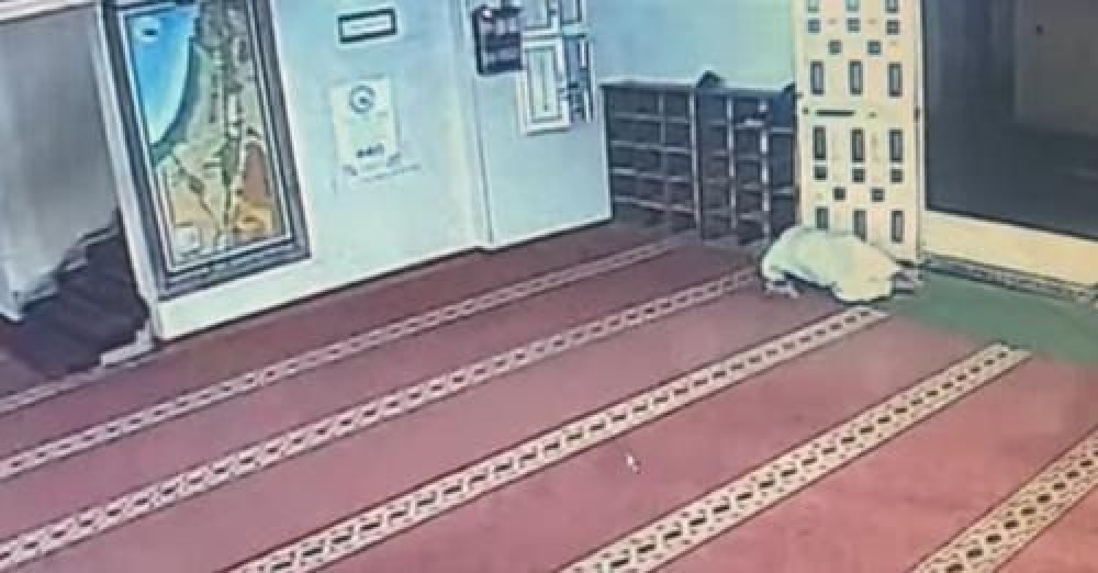 لحظة وفاة مسن فلسطيني أثناء دخوله المسجد لصلاة الفجر