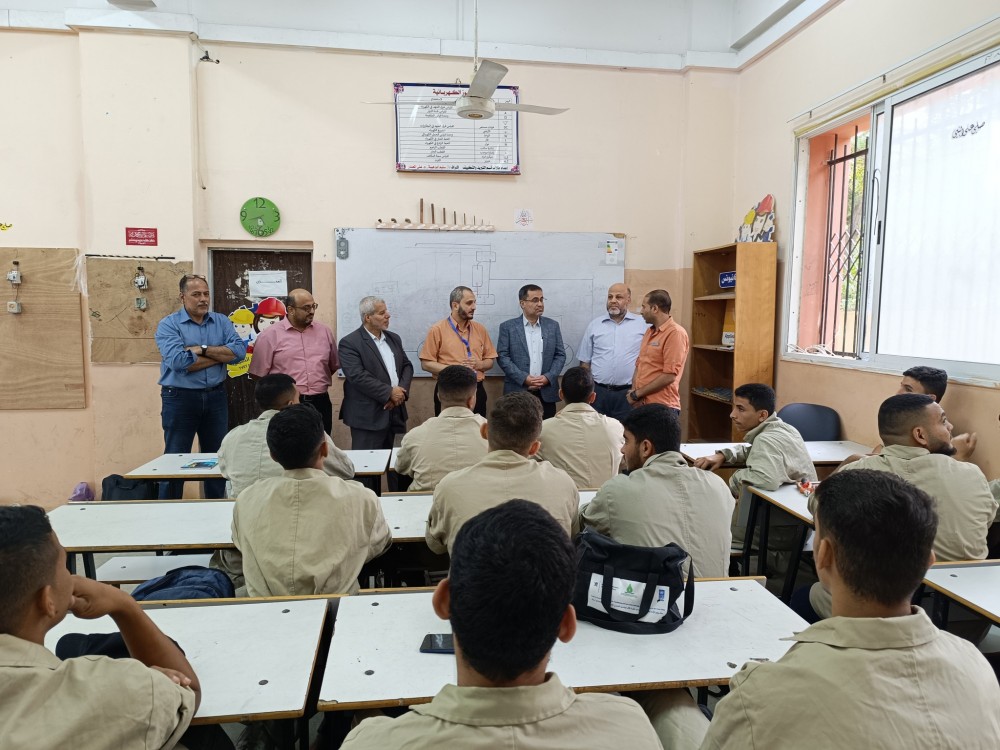 الفرا يتفقد مراكز التدريب المهني التابعة لوزارة العمل 