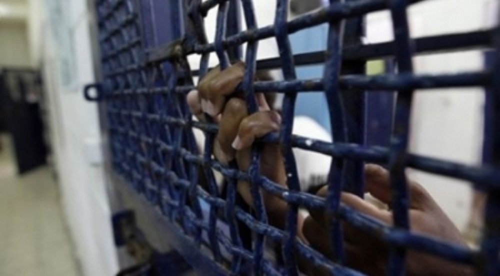 أسرى معزولين في زنازين الاحتلال