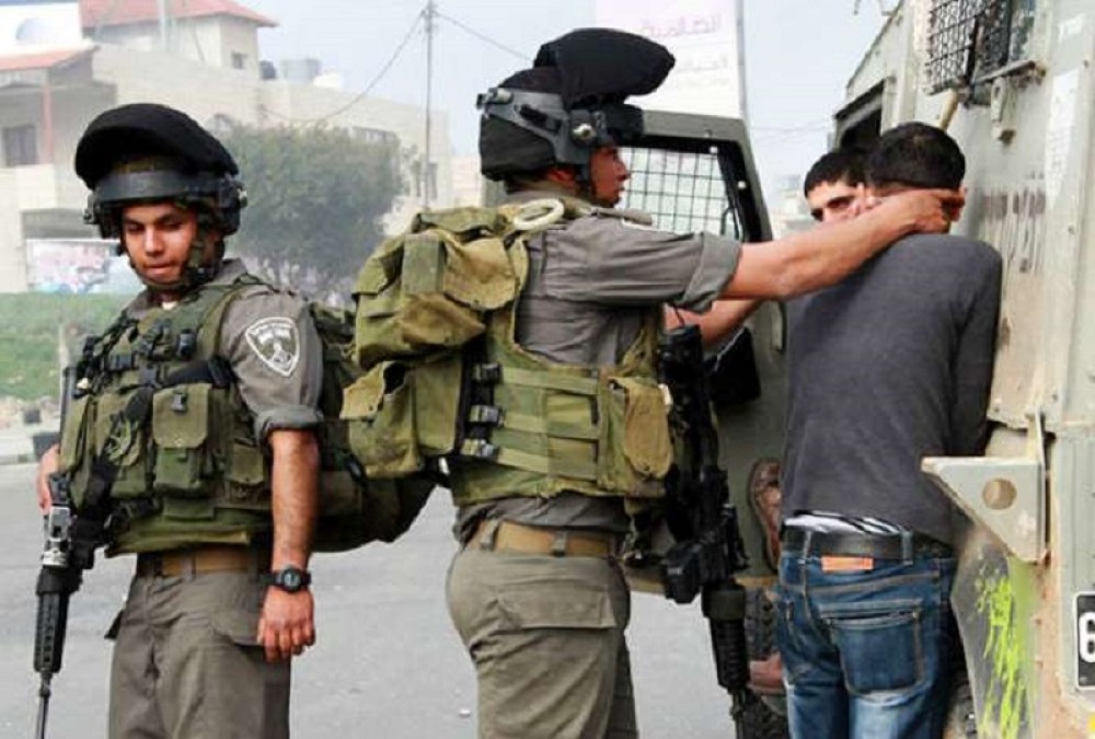 الاحتلال يعتقل فلسطينيين