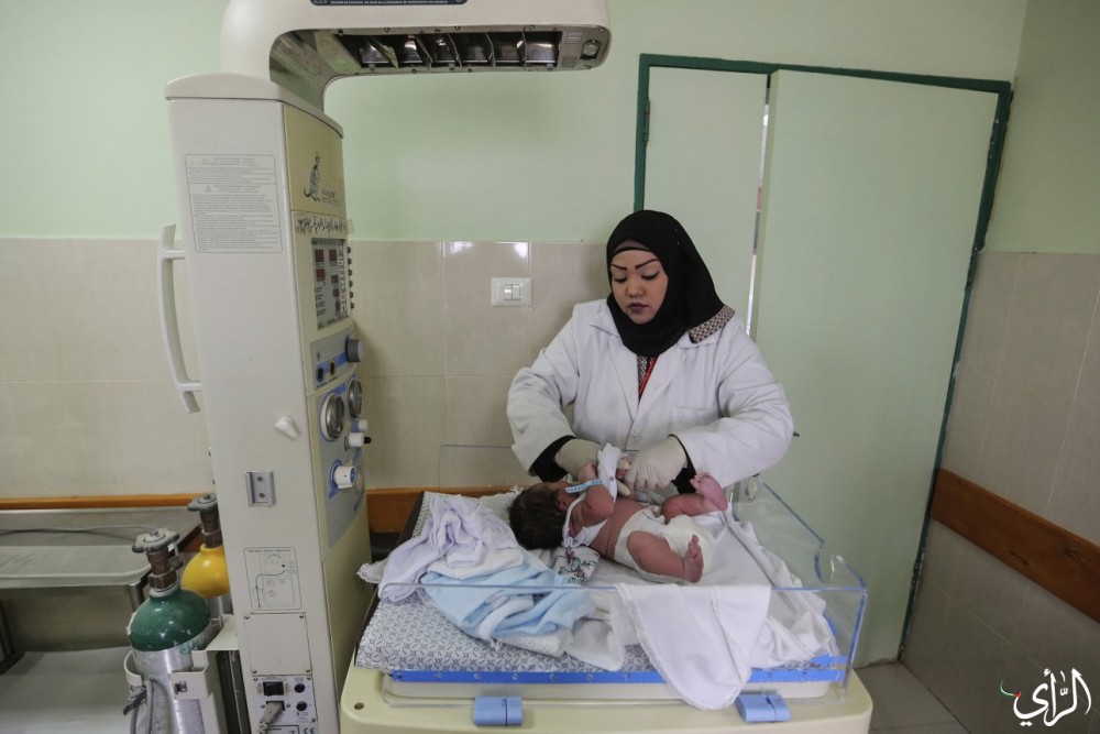 الممرّضة هبة أبو الخير،خلال عملها كممرضة في قسم الولادة - مستشفى الشفاء.