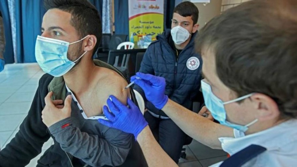 موظفي سلطة تلقوا لقاحات كورونا على حواجز الاحتلال
