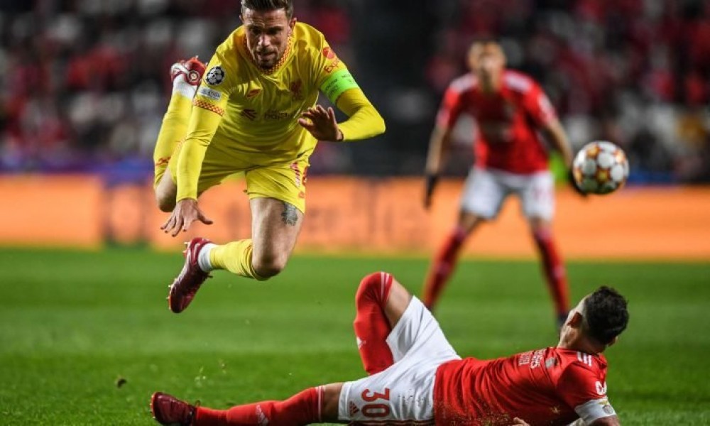 ليفربول يضع قدما في المربع الذهبي بفوزه 3-1 على بنفيكا