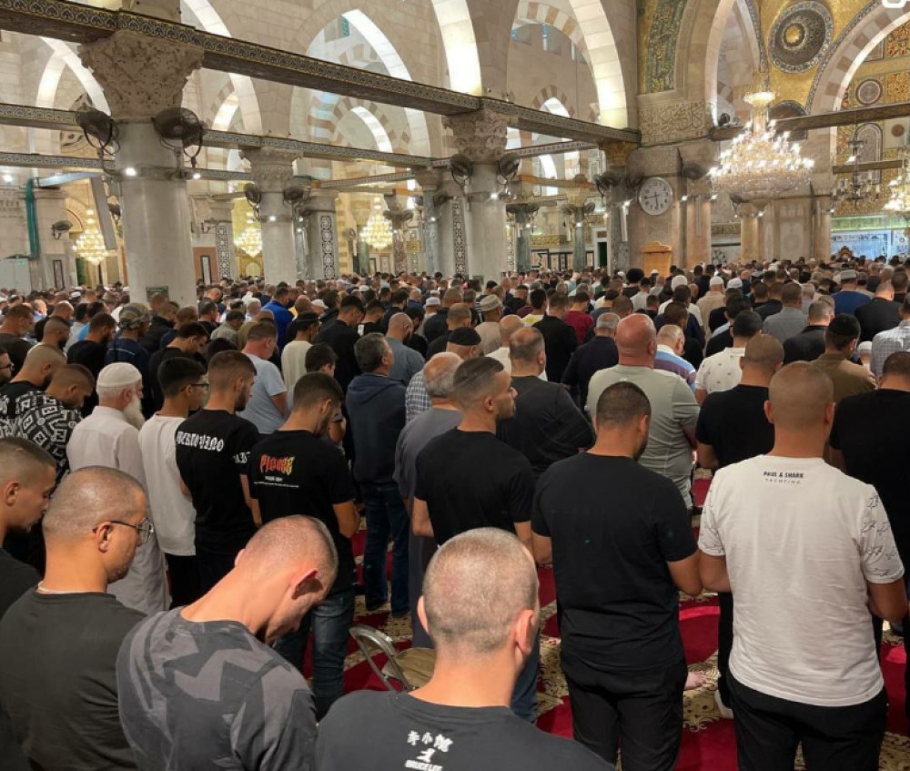 الآلاف يؤدون صلاة الفجر في المسجد الأقصى المبارك