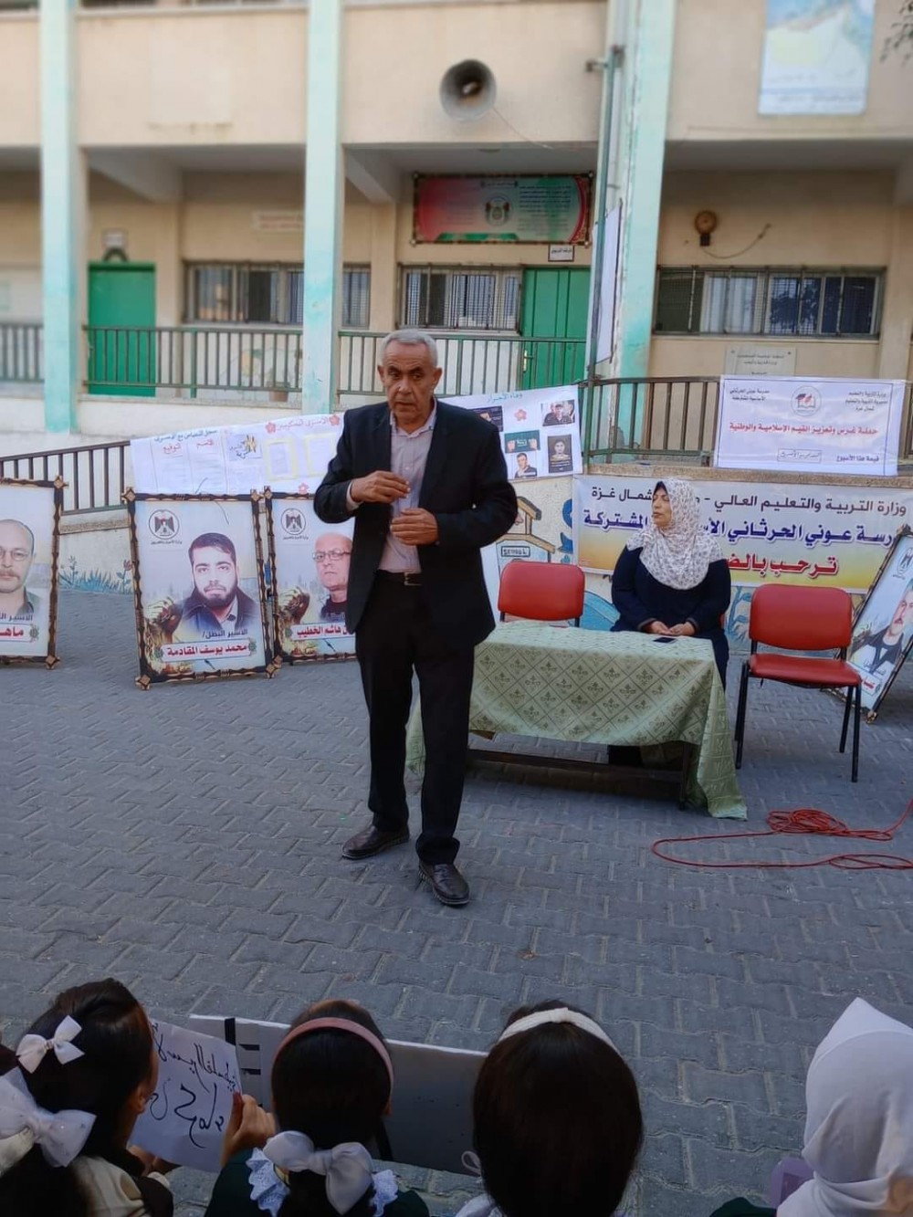  وزارة الأسرى تنظم معرضاً فنياً يجسد معاناة الأسرى بمدرسة عوني الحرثاني 