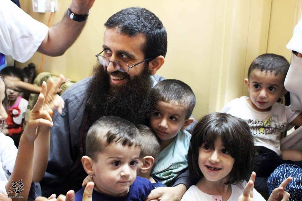 الشيخ خضر عدنان في أحضان عائلتة 