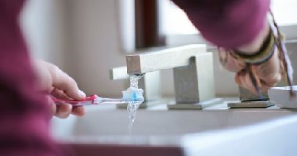 طريقة تنظيف فرشاة الأسنان لحمايتها من الجراثيم