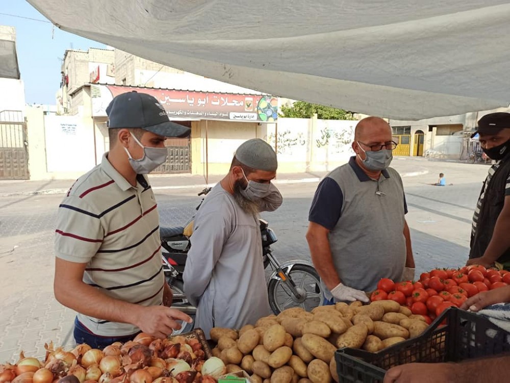 طوارئ رفح تتفقد نقاط بيع الخضار وتدعو التجار للالتزام بالأسعار المعتمدة