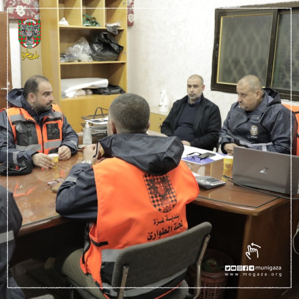 بلدية غزة ومدير الشرطة يجتمعان لبحث أوضاع المدينة خلال المنخفض