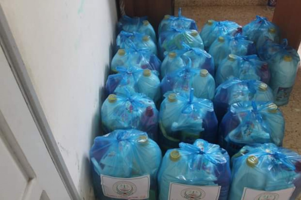 زكاة السطر بالأوقاف توزع طرود صحية وأخرى غذائية على الأسر الفقيرة
