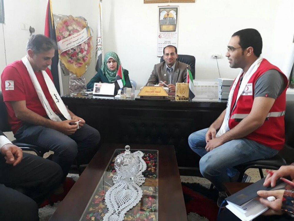 جمعية المرأة والطفل بخان يونس توزع سلة غذائية للأسر المتعففة