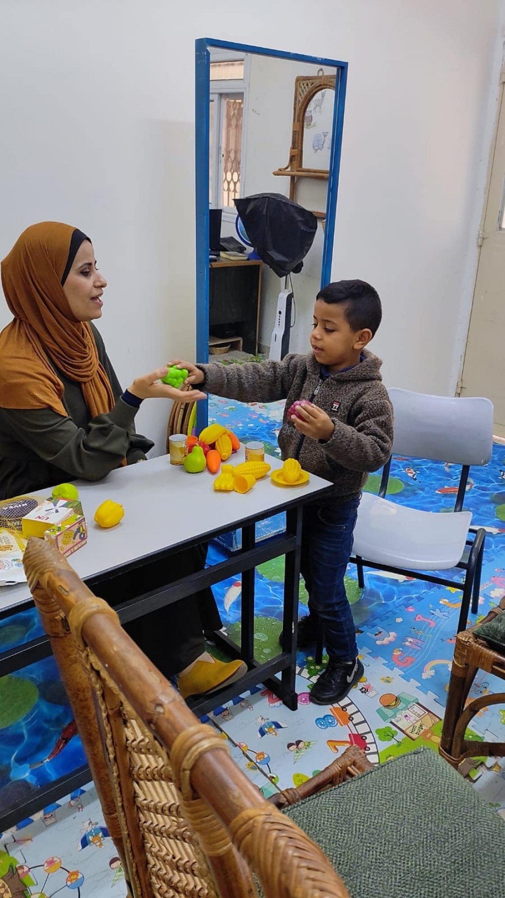 مركز غزة لتأهيل ذوي الإعاقة يستقبل وفداً من طلاب مدرسة أوائل وقادة الخاصة