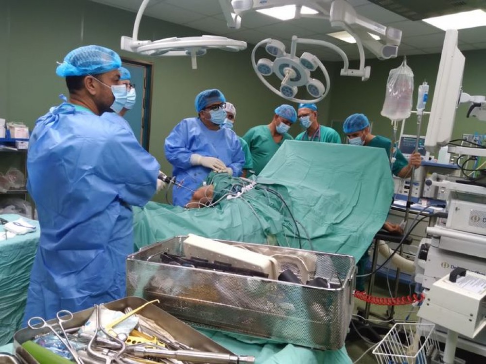 مجمع ناصر الطبي يجري عمليات جراحة مناظير المفاصل 