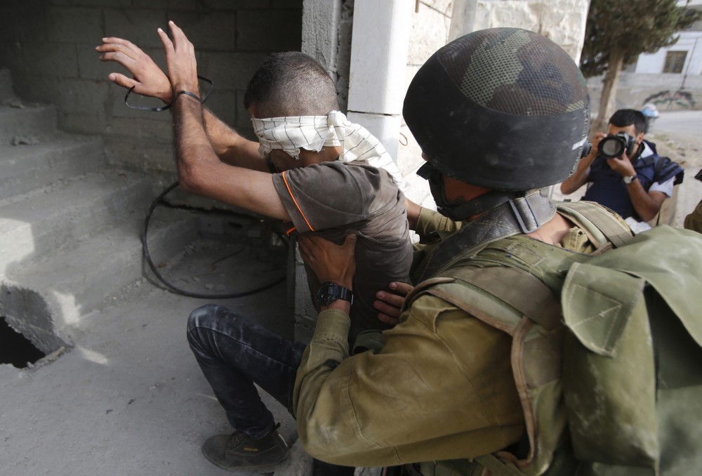 الاحتلال يواصل اعتقالاته اليومية بحق الفلسطينيين في مدن الضفة