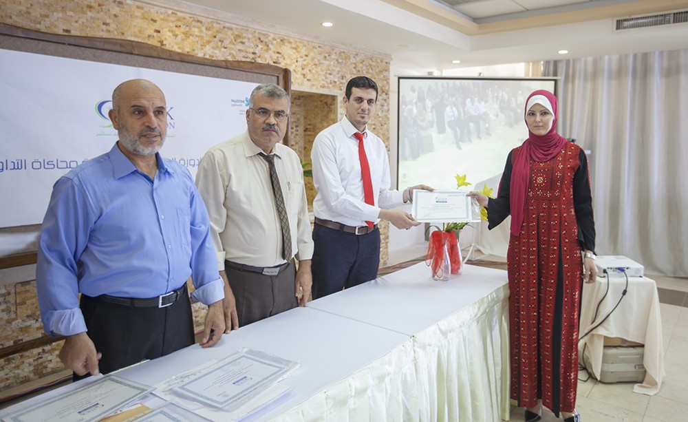 الطالبة روند عبد العزيز ساق الله، بالحصول على المركز الأول على مستوى الكليات الجامعية على مستوى فلسطين