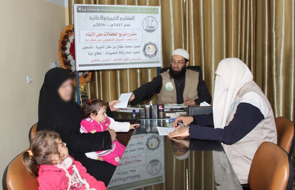 جانب من توزيع كفالات ايتام
