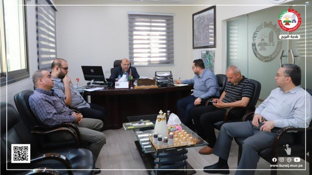 رئيس بلدية البريج يجتمع برؤساء أقسام الدائرة الفنية