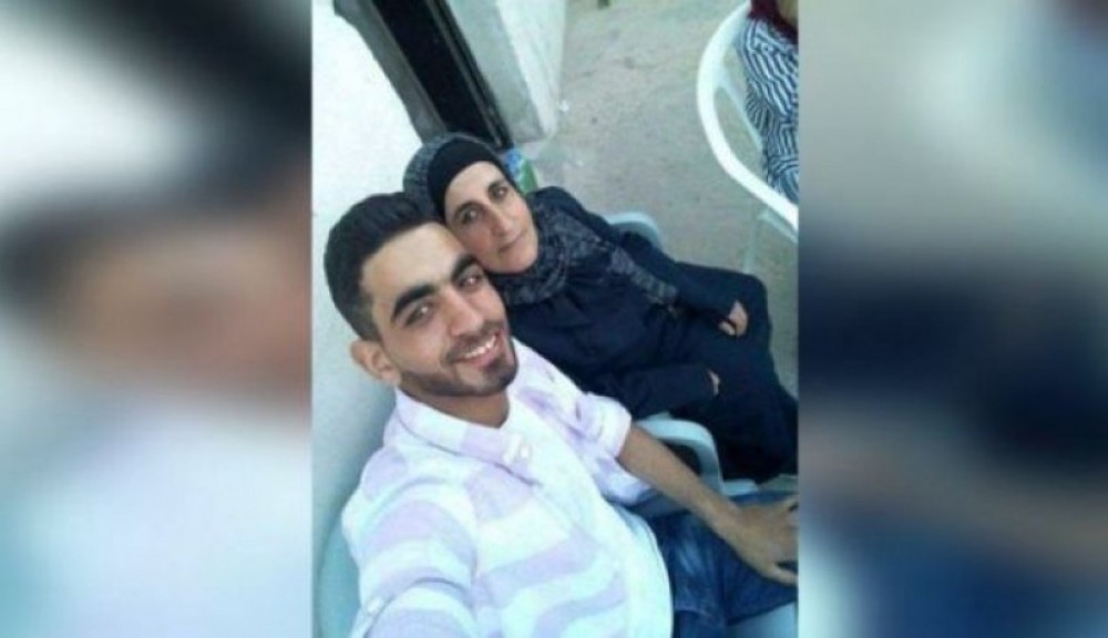 منفذ عملية حلميش مع والدته 