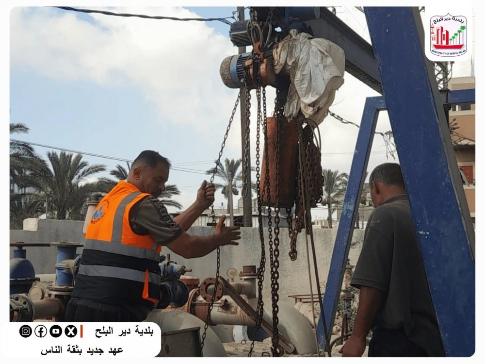 بلدية دير البلح تواصل صيانة مضخة الصرف الصحي بالبصة