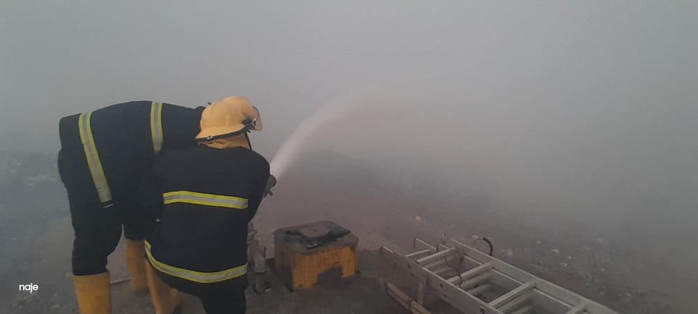 جانب من جهود إطقاء حريق مكب النفايات 