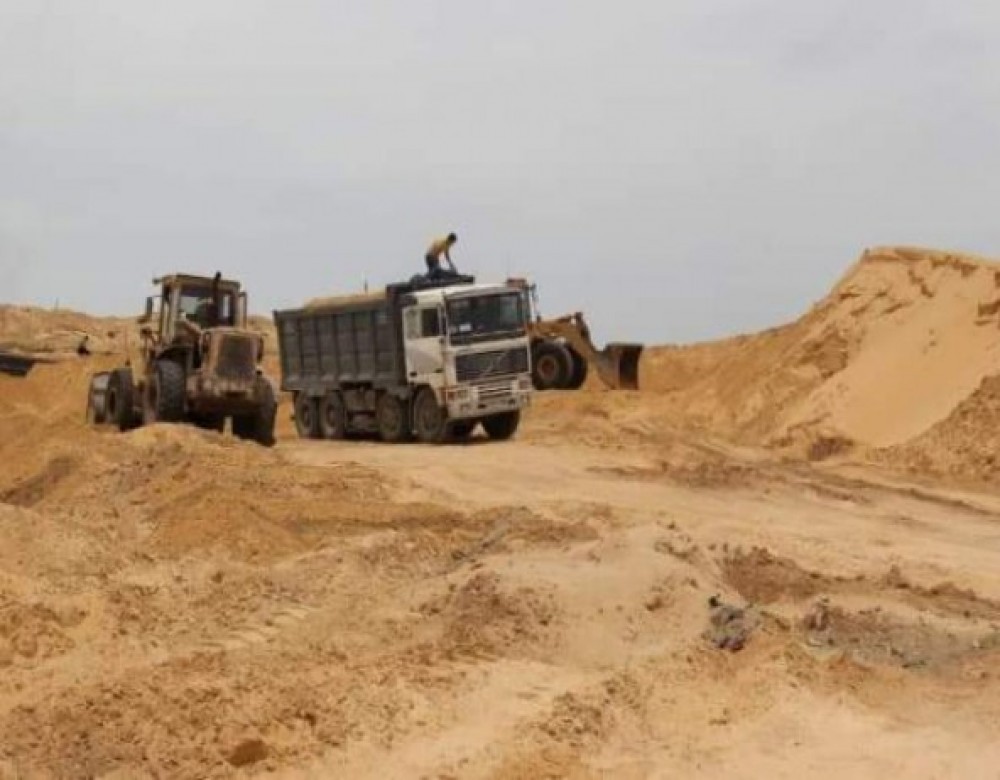  وزارة الاقتصاد تفتتح مقلع لتوفير الرمال برفح