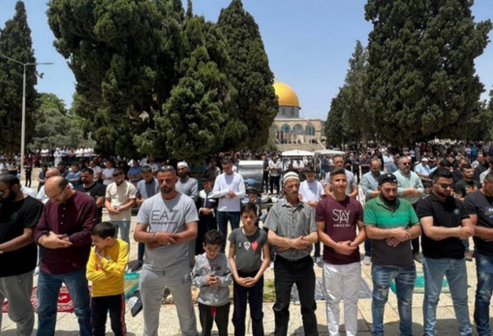 40 ألفا يؤدون صلاة الجمعة في المسجد الأقصى