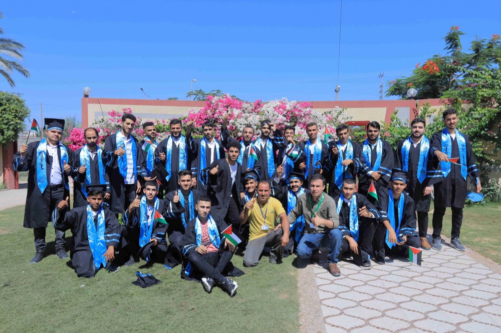 تخرج متدربي مركز مهني دير البلح