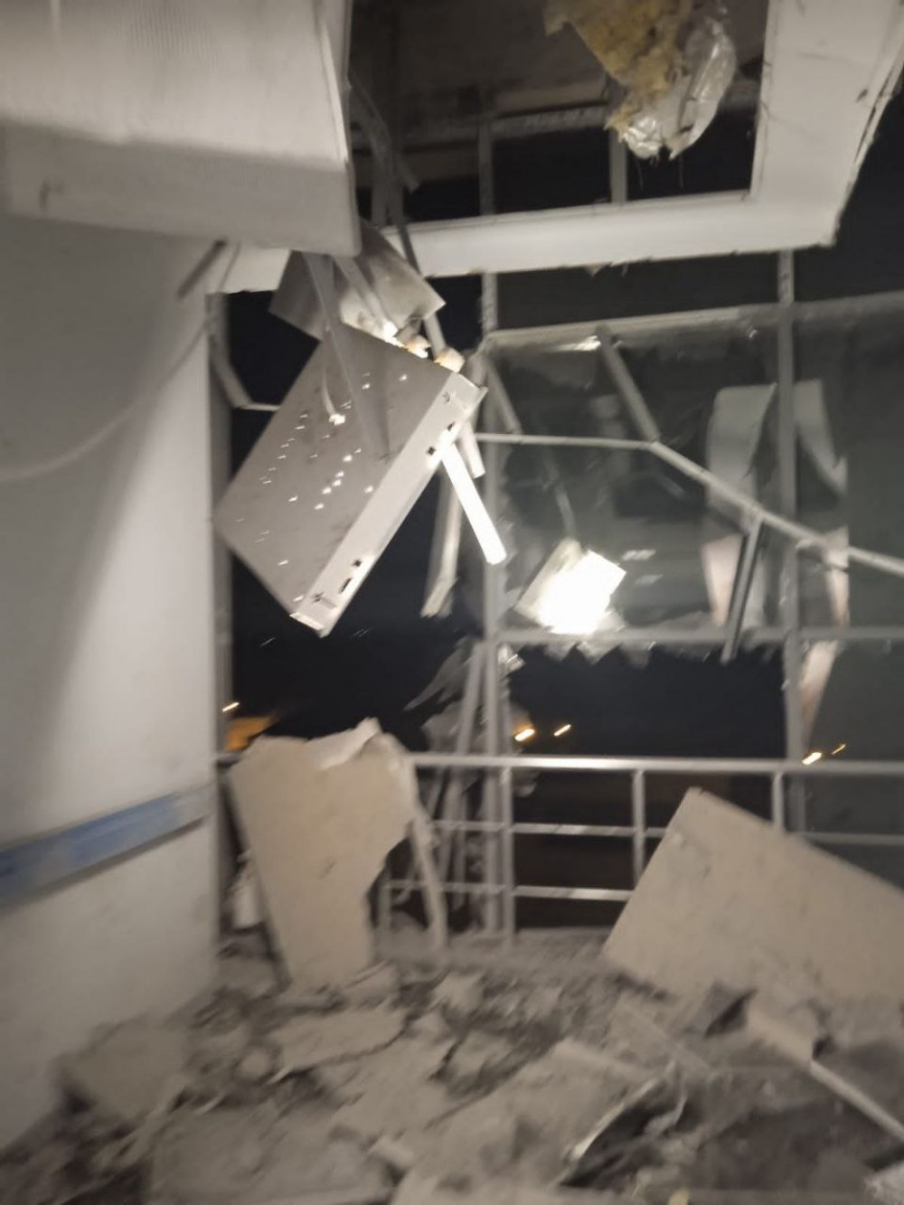 من آثار قصف الاحتلال للمستشفى 