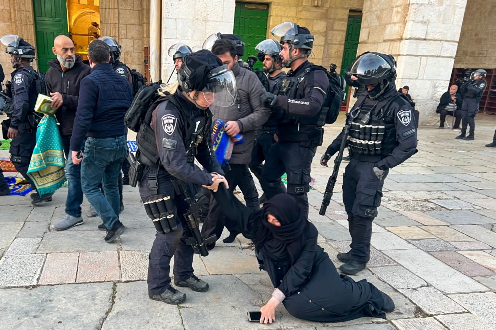 قمع الاحتلال للمصلين في المسجد الأقصى صباح اليوم الأربعاء