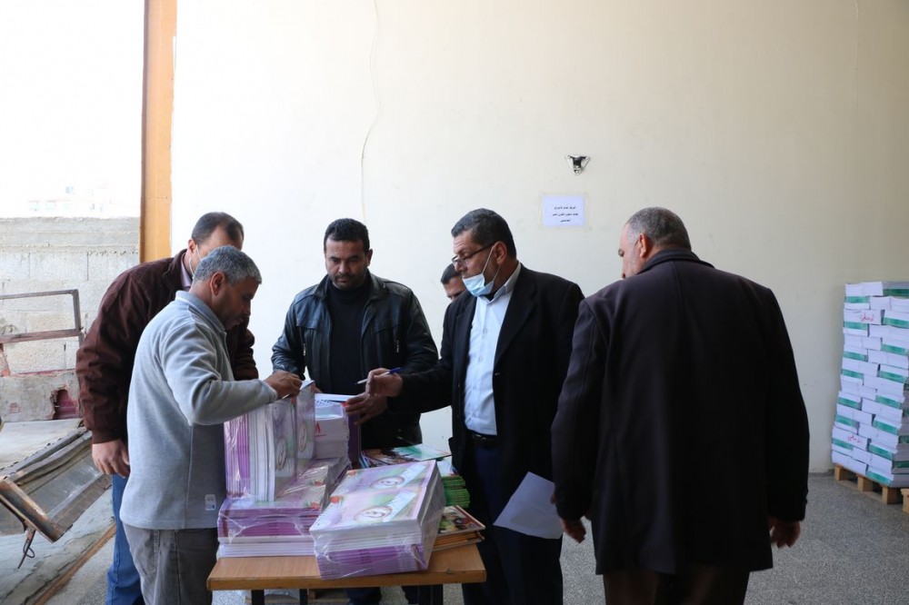 تربية الوسطى تبدأ عملية توزيع كتب الفصل الدراسي الثاني