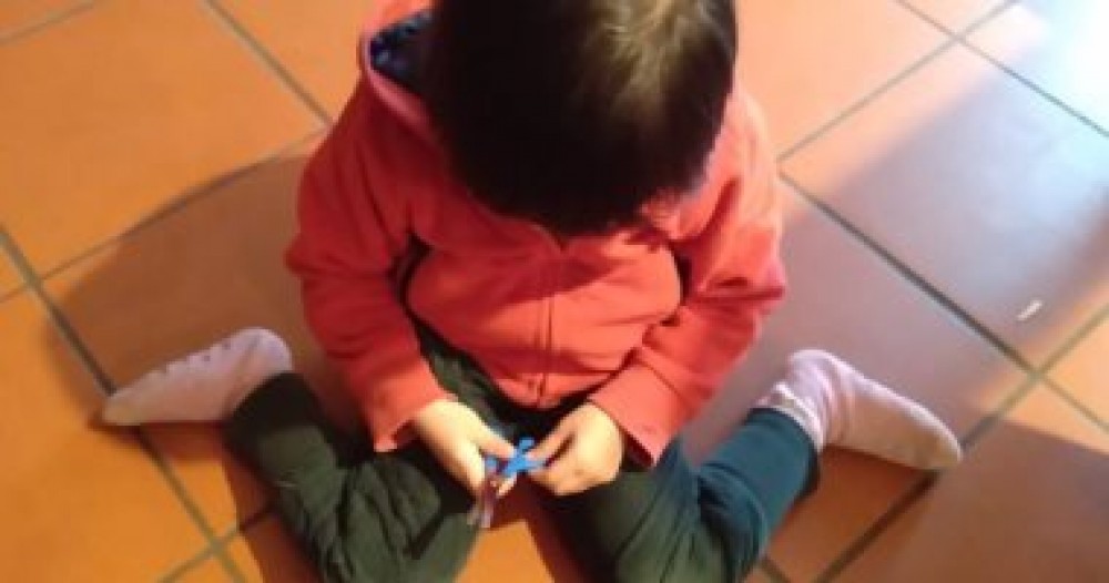 إحذر من وضعية الجلوس على شكل W لطفلك 