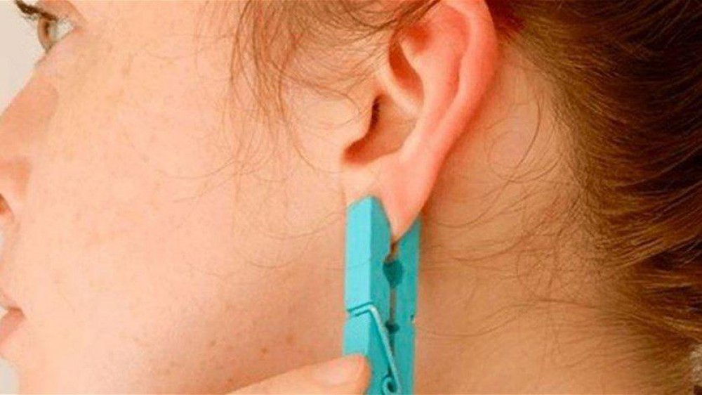 ماذا يحصل عندما تضعون مشبك الغسيل على أذنكم؟ الإجابة ستذهلكم!