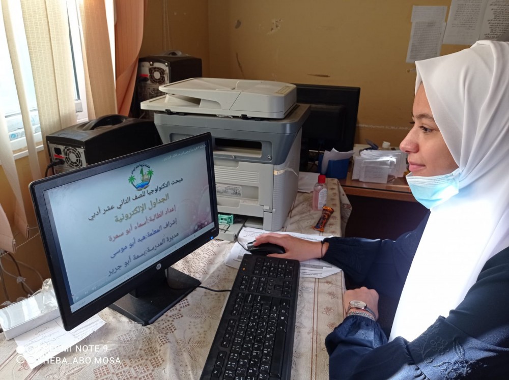 طالبة ثانوية من دير البلح تنشئ قناة تعليمية لشرح منهاج التكنولوجيا