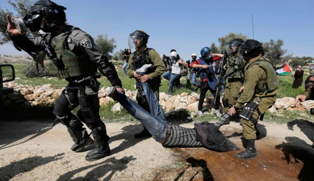 اعتداء جنود الاحتلال على مواطن فلسطيني