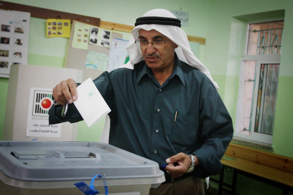فلسطيني داخل أحد مراكز الاقتراع 