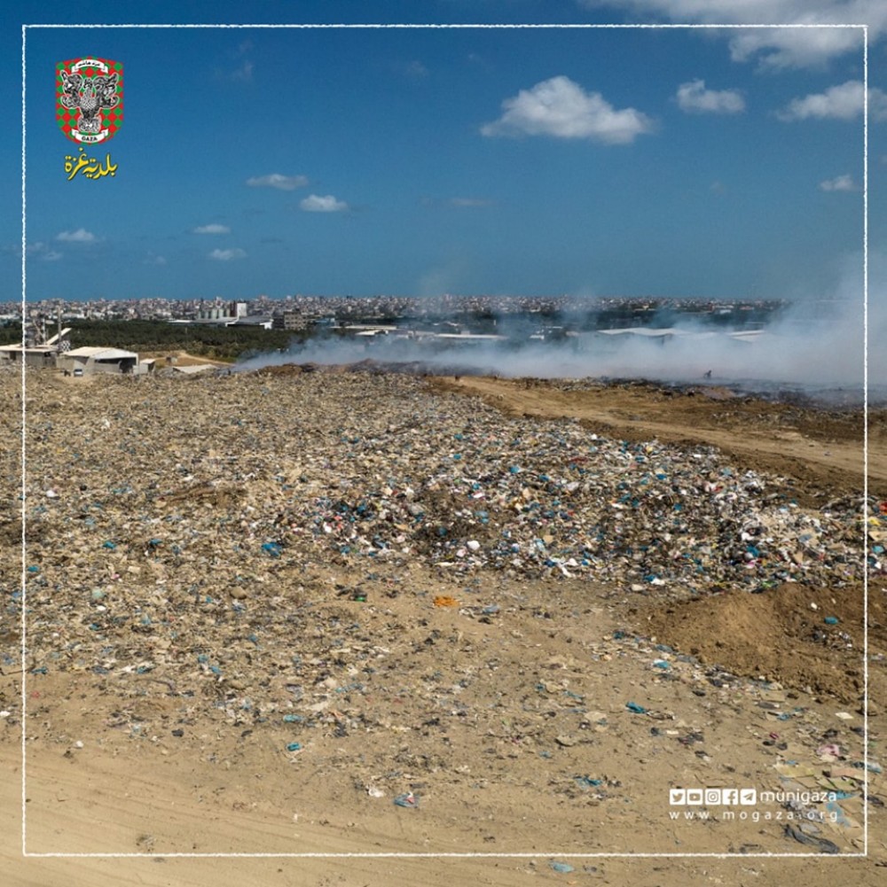 بلدية غزة: الدخان المنبعث من مكب النفايات يخف تدريجياً