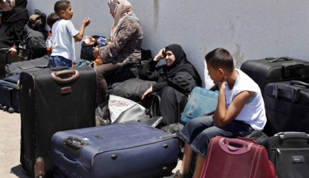 معاناة المسافرين على معبر رفح في انتظار سفرهم 