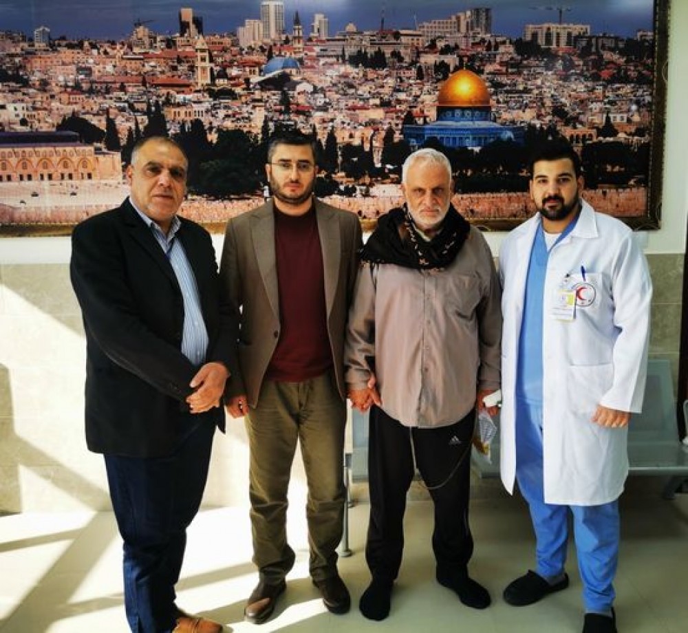 طاقم طبي متخصص بمجمع ناصر الطبي ينقذ حياة مريض من الشلل