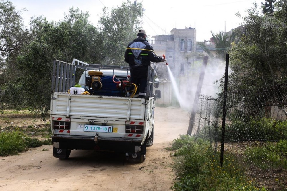 صحة بلدية خان يونس تعقم شوارع حي معن جنوب شرق المدينة