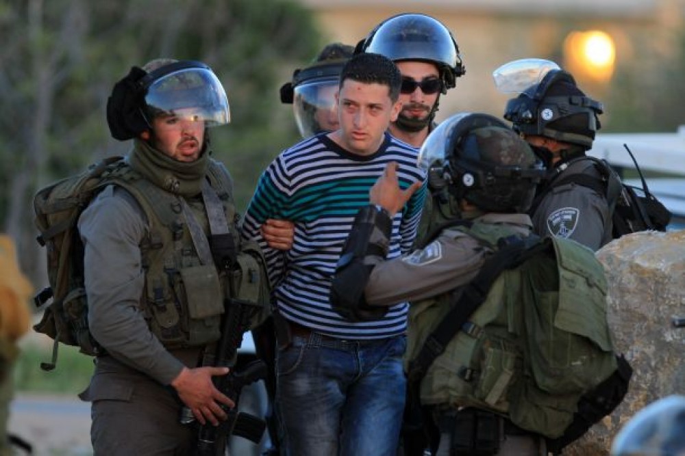 الاحتلال يعتقل فلسطيني