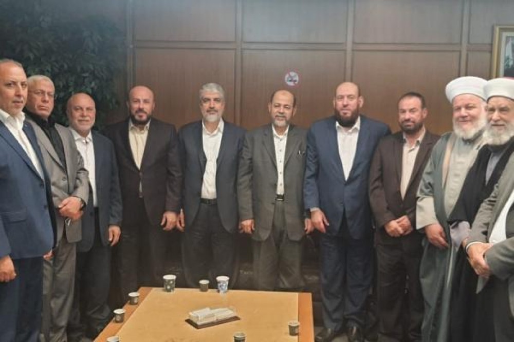 وفد قيادي يترأسه مشعل يصل إلى بيروت