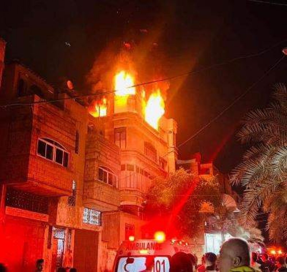 صورة للحريق الذي اندلع في بناية سكنية بمخيم جباليا شمال قطاع غزة