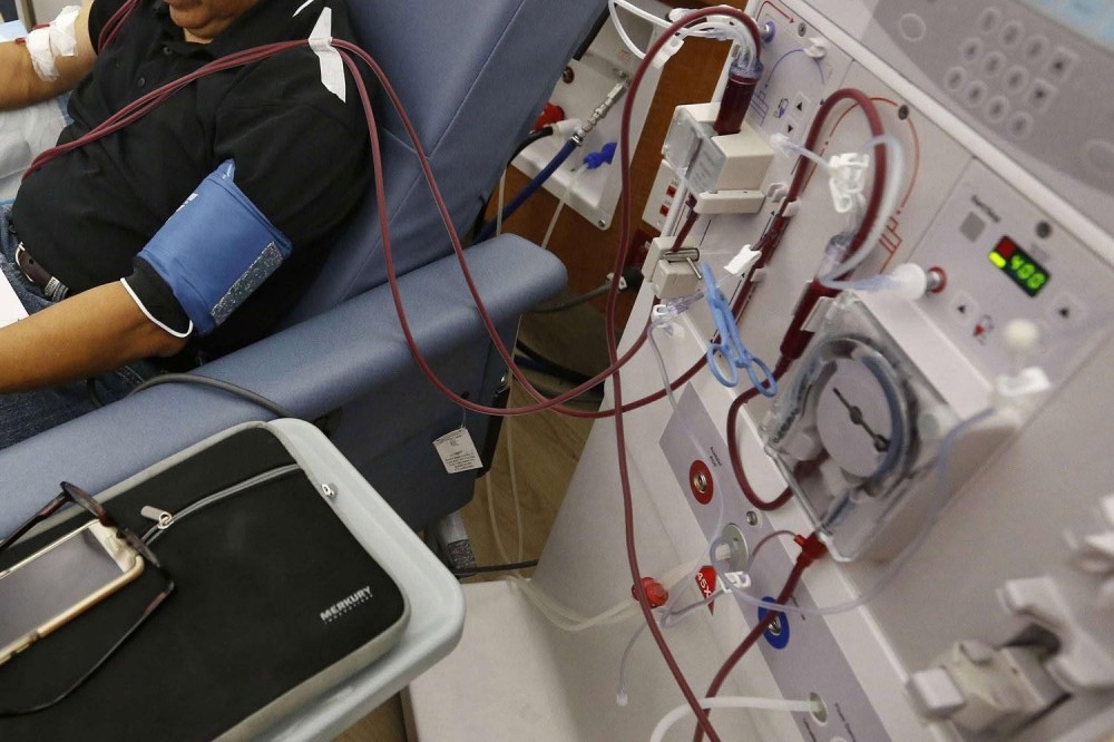 مجمع ناصر الطبي يحذر من توقف خدمات غسيل الكلى بسبب نقص المستلزمات