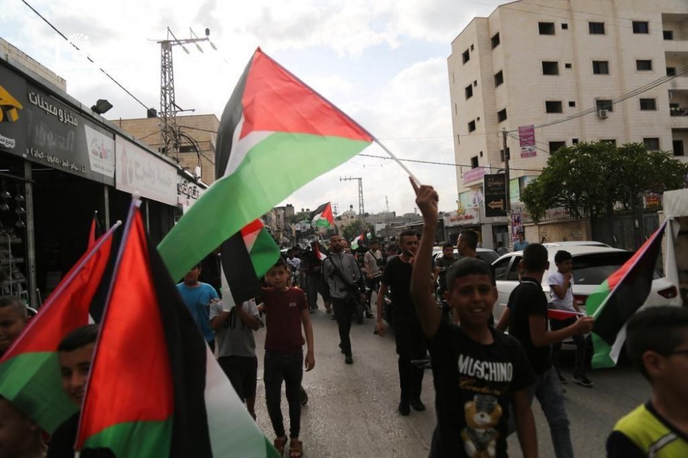 مسيرة أعلام فلسطينية حاشدة في جنين ومخيمها